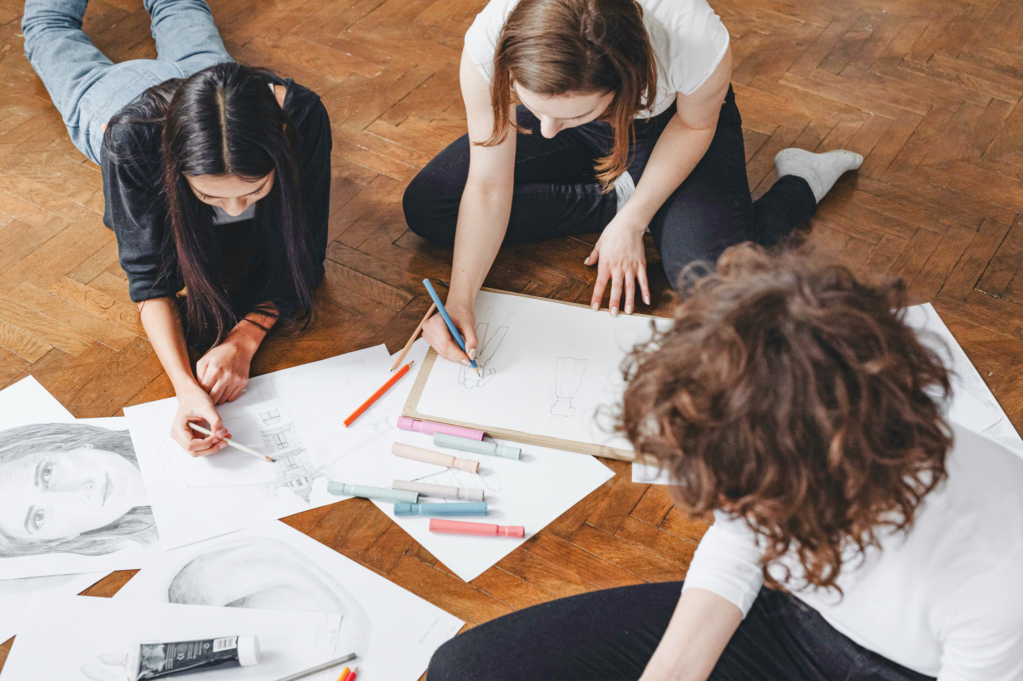 Nuoret yhdessä tekemässä koulua, vähän kuin body doubling.